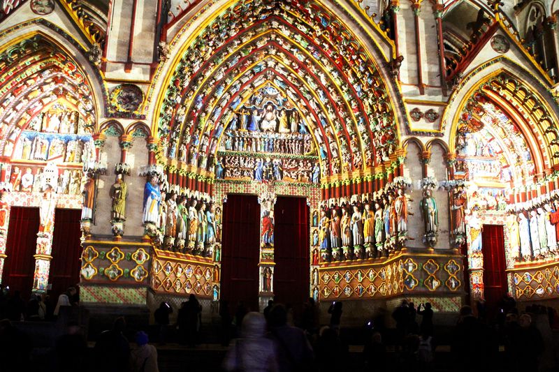 中世の色が鮮やかに!フランス・アミアン大聖堂のXmasライトアップ