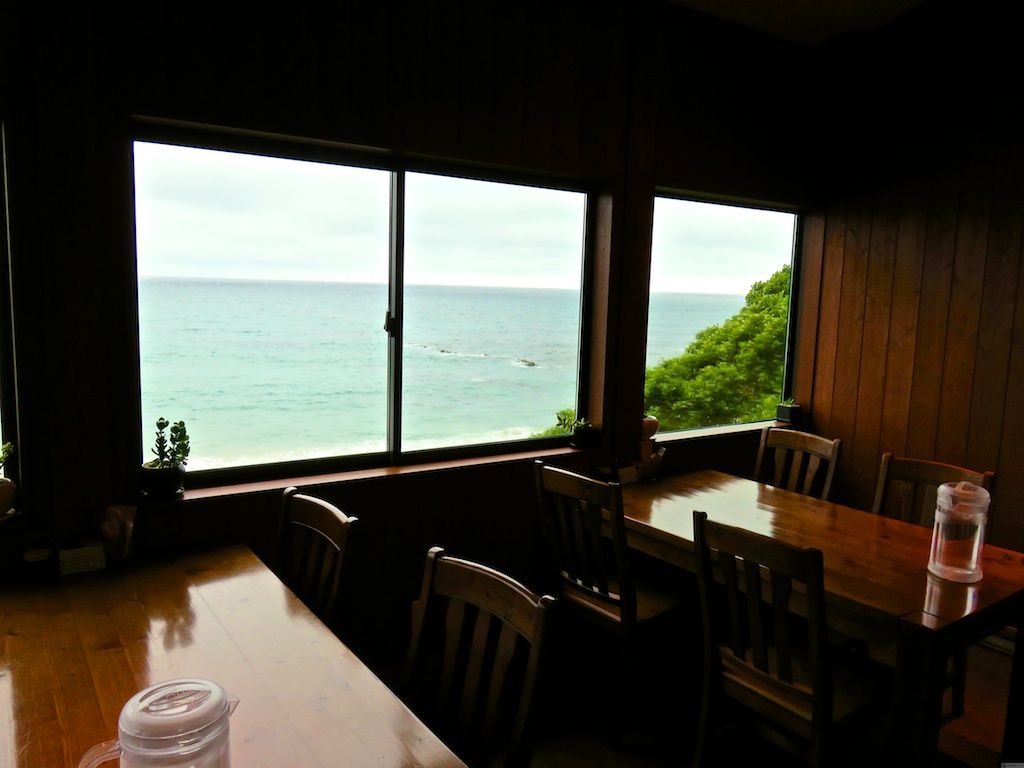 窓の外の波を見ながらカフェでゆっくり極上のひととき