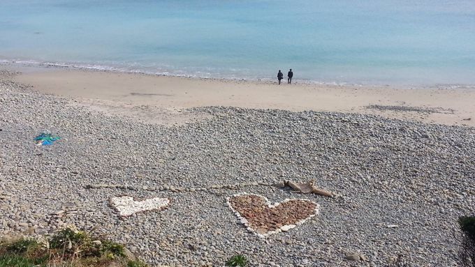 幸せになれそう！鉄浜海岸のニューシンボル、ハートに並んだ石