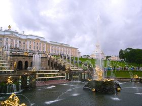 ロシアの世界遺産「ペテルゴフ」はバルト海を望む水の宮殿