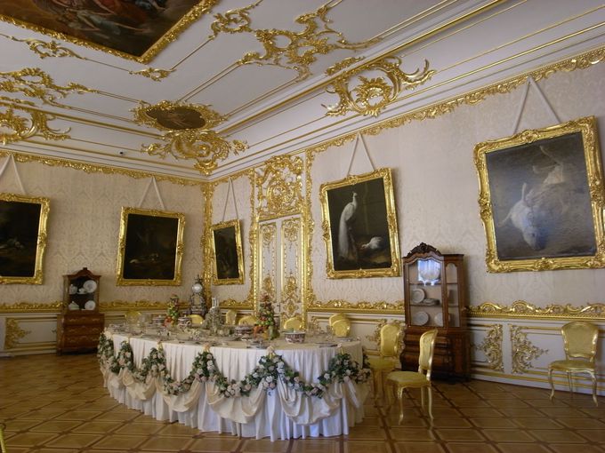 皇帝一家の食事の間、「白の主食堂」