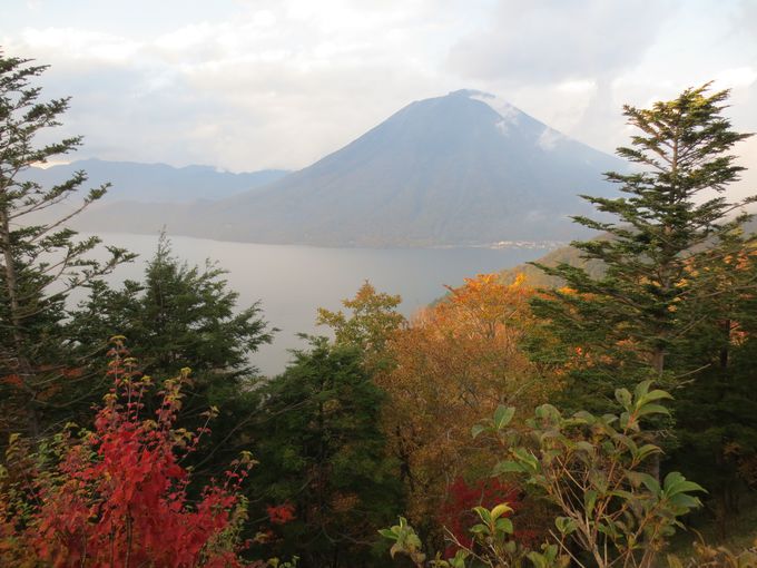 青き中禅寺湖を彩る色鮮やかな紅葉は言葉を失う美しさ（栃木）