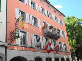 名画に囲まれ優雅な朝食！「ホテル シュテルン」はスイス最古の都クールの名門ホテル