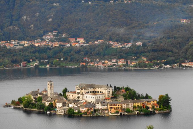 イタリア湖水地方の 小さな宝石 オルタ湖 碧き湖面に浮かぶ島と世界遺産サクロ モンテを見に行こう イタリア トラベルjp 旅行ガイド