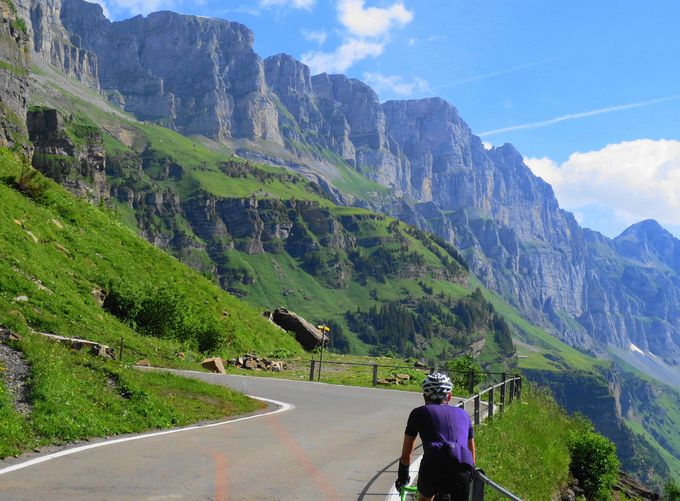 ツール・ド・スイスの峠道は絶景に次ぐ絶景！