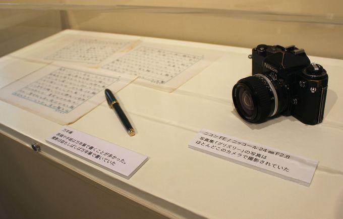 <星野道夫の部屋＞星野氏の作品を生み出したカメラや原稿なども展示。
