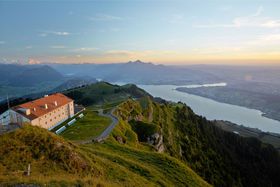 �X�C�X�u���M�R�����M�N�����z�e���v���B�ŌÂ̓o�R�S���Ɛ�i�E��i�E�������I�̋L���T���l�C��