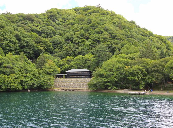 湖から見る中禅寺湖の絶景