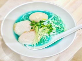 青いラーメン「吉法師」が渋谷に！絶品スープは驚愕のマリンブルー