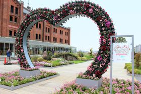 ���l�ԃ����K�q�ɁuFLOWER GARDEN 2019�v�̃t�H�g�W�F�j�b�N�ȏt�I�̋L���T���l�C��