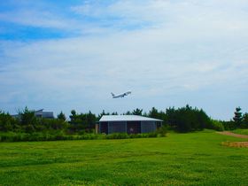 飛行機を間近で！キャンプ場や海水浴場も完備・徳島「月見ヶ丘海浜公園」