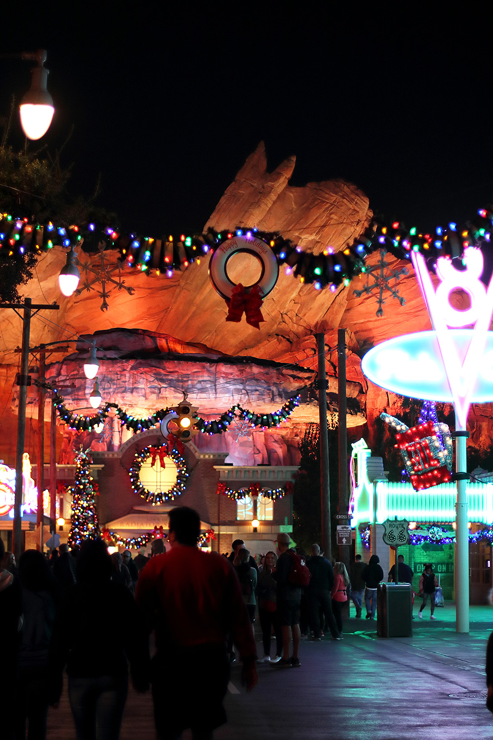 カリフォルニア カーズランド のクリスマスはディズニーの魔法が強烈 アメリカ Lineトラベルjp 旅行ガイド