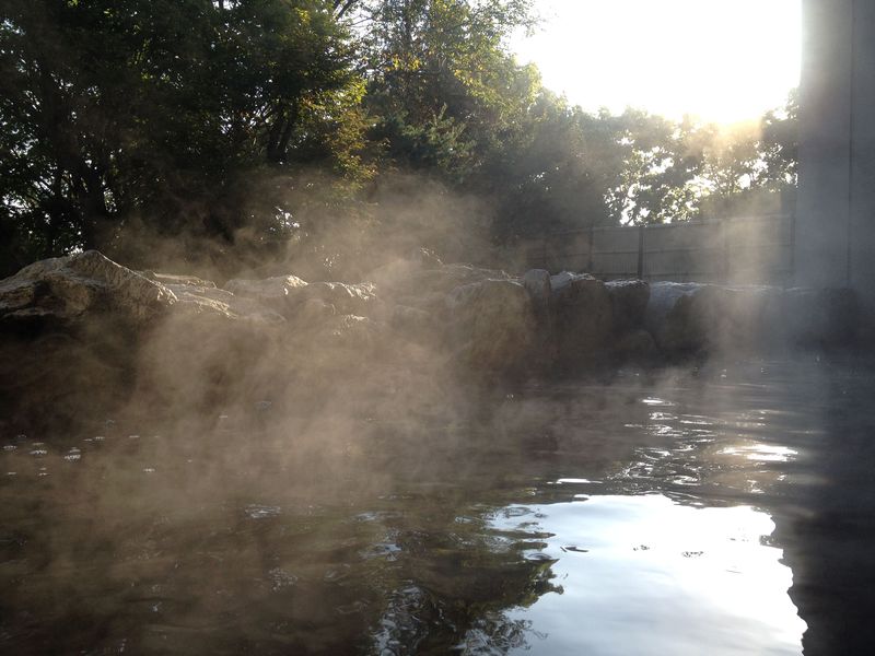 温泉ファン垂涎のモール泉！茶褐色でトロトロの源泉が湧く、北海道別海町の郊楽苑！