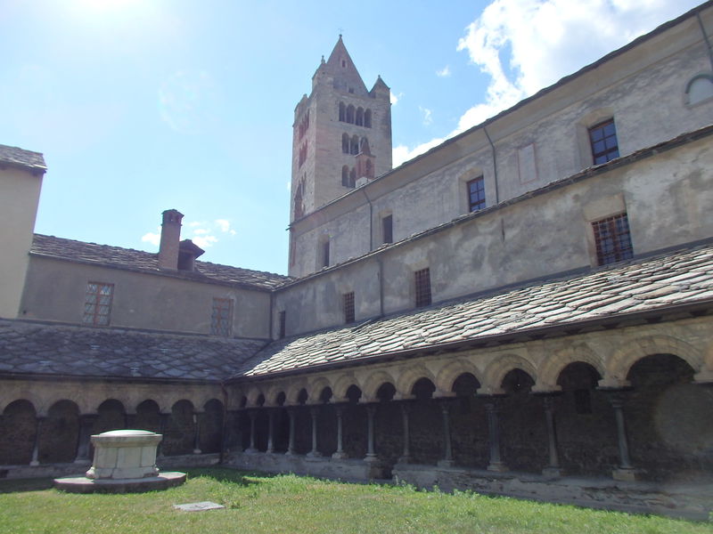 サントルソ教会付属の修道院と回廊