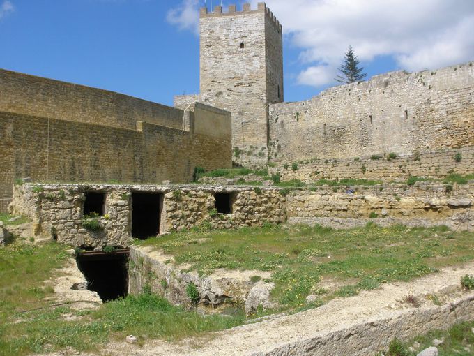 ピサの塔を持つロンヴァルディア城
