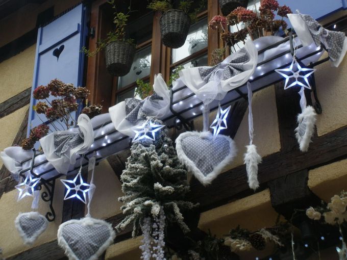 伝統的な家並みにクリスマスの装飾がマッチ！