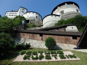 城塞と壁一面の装飾画が美しいクーフシュタイン！オーストリアのイン川河畔の町