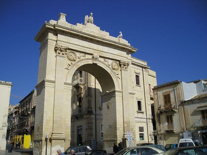 バロック装飾の美しい町への入り口はレアーレ門