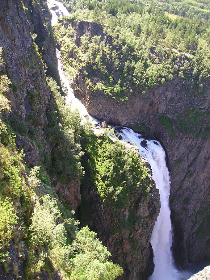 落差１８２メートルのヴォーリングの滝