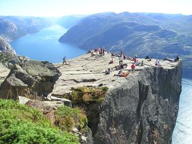 ノルウェーのリーセフィヨルドを、足が竦む断崖絶壁の上から楽しもう！