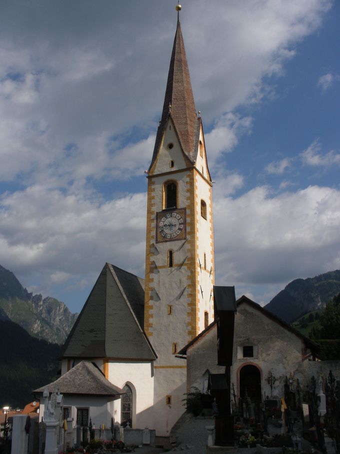 天に向かう尖塔が目印！村の中心的存在の教会