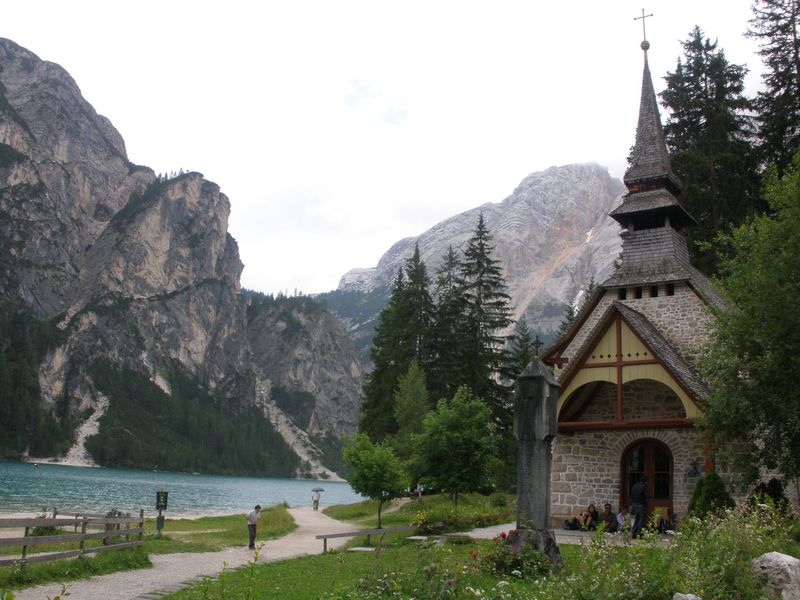 可愛い礼拝堂と険しい岩山が魅力のブライエス湖