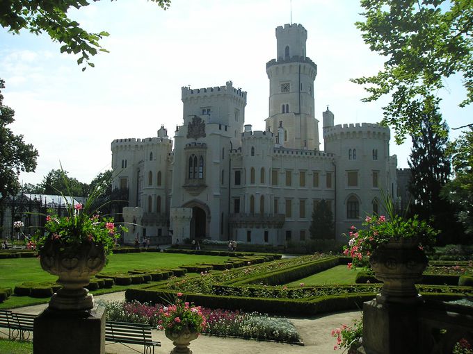ボヘミア王国の忘れ形見！チェコで最も美しい城「フルボカー城