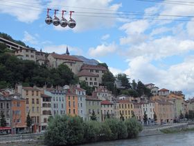 �u�������l�����v�̕���I���̎R�x�s�s�u�O���m�[�u���v�Ŋy���ޔ����ق̋L���T���l�C��