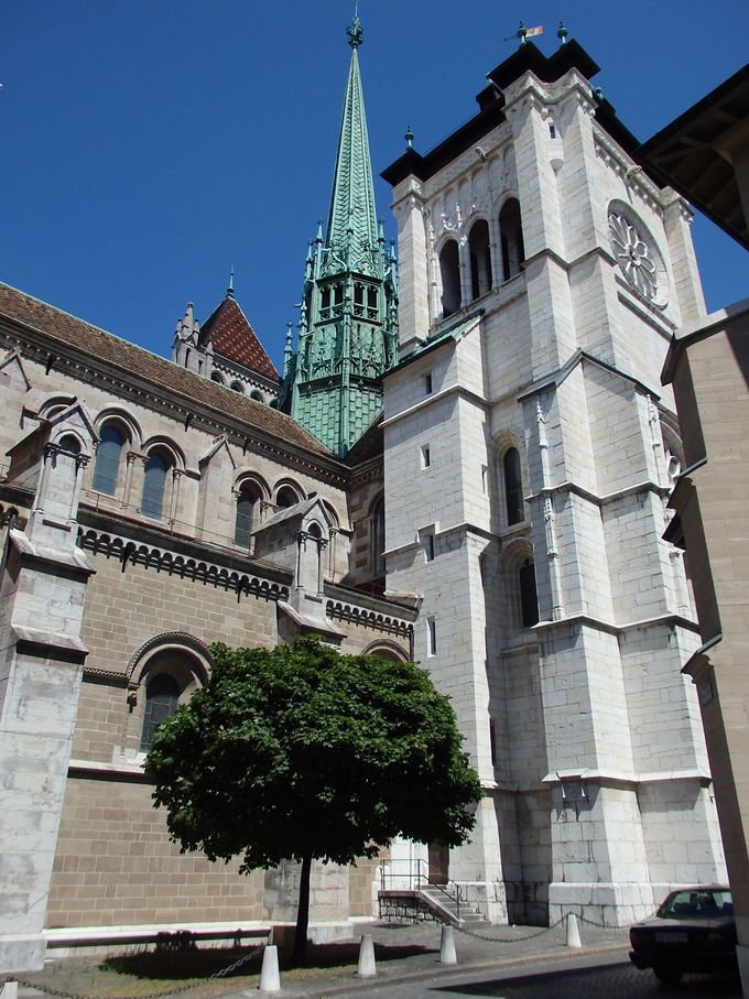 旧市街のシンボル「サン・ピエール大聖堂」