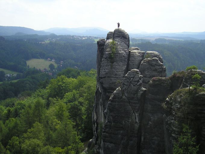 ドイツの中にスイス 100メートルの断崖絶壁 ザクセンスイス ドイツ トラベルjp 旅行ガイド