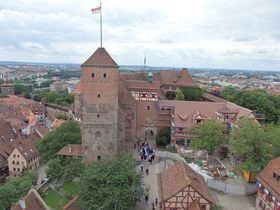 �����ɕ����I��R���ނ���Ï�u�J�C�U�[�u���N�v�ƃj�������x���N�̒��]�̋L���T���l�C��