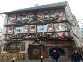 華やぐクリスマスシーズンのフランス「コルマール」装飾に溢れる木組みとクリマの屋台