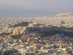 アテネ市街を見渡す古代遺跡「アクロポリス」世界遺産のパルテノン神殿は必見！