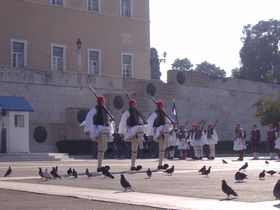 アテネのへそ「シンタグマ広場」国会議事堂前の衛兵交代式は必見！