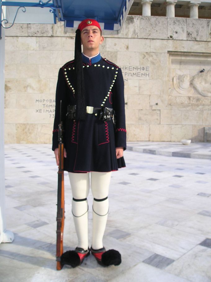 アテネのへそ シンタグマ広場 国会議事堂前の衛兵交代式は必見 ギリシャ Lineトラベルjp 旅行ガイド
