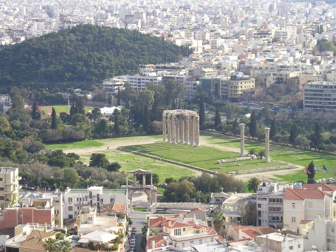 世界遺産アクロポリスを背景に 壮大な ゼウス神殿 ギリシャ Lineトラベルjp 旅行ガイド