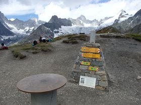 北伊の山岳リゾート地「クールマイヨール」ハイキングでスイス国境へ