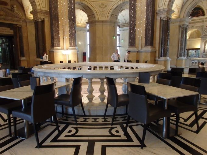 h[̉ɐ݂ꂽJtFŗDɋxe