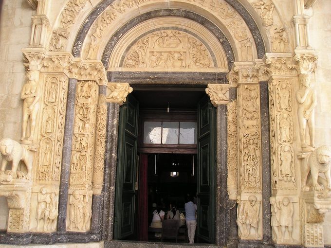 トロギールを代表する「聖ロヴロ大聖堂」