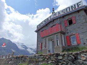 絶景！スイス・ベルニナ急行沿線「サッサル・マソン」へハイキング