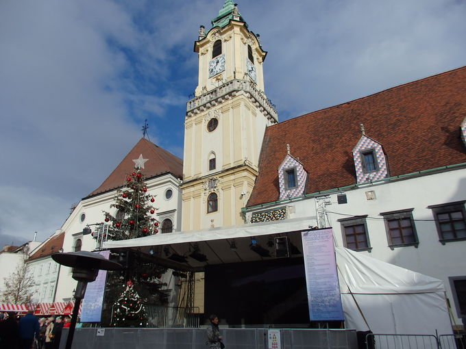 中心地フラヴネー広場を埋めるクリスマスマーケットの屋台