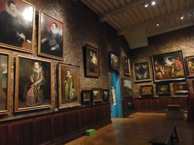 �����̏����قɓ��فI�A���g���[�v�̔��p�قƔ����ُ���̋L���T���l�C��