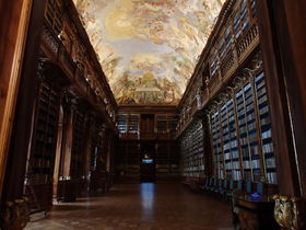 プラハ「ストラホフ修道院」見事な後期バロック装飾の図書館