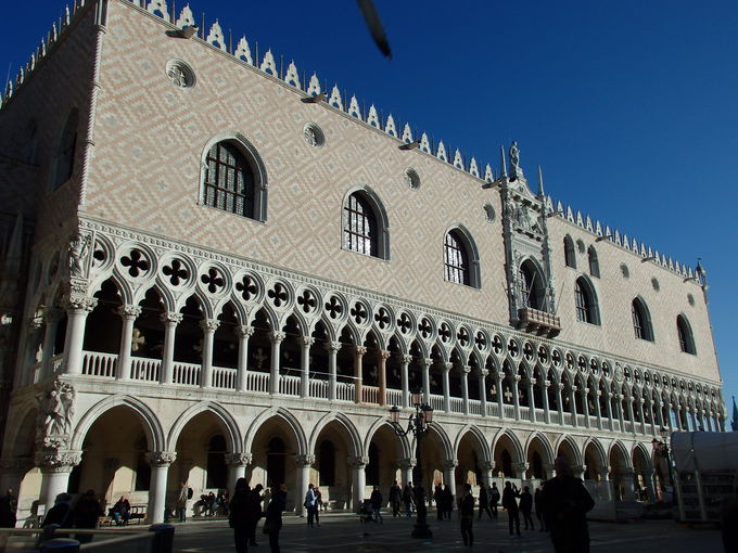 �@�ׂŔ������O�ρB�T���E�}���R���@�̎p��