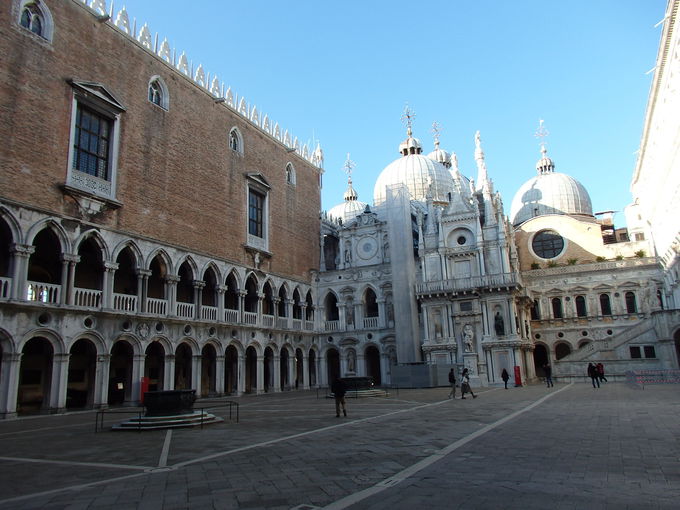 �@�ׂŔ������O�ρB�T���E�}���R���@�̎p��