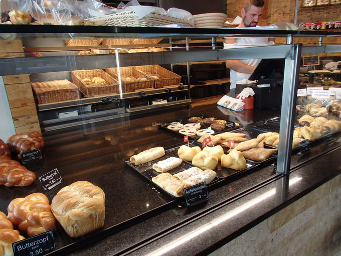 �C���@���΂̃J�t�F�E�x�[�J���[�uGut�fs Genuss�v