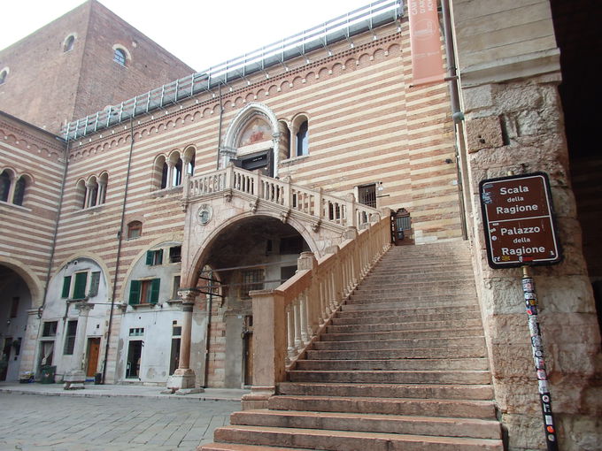 �s���ɂɓ���u���W���[�l�فv�͌�����p��