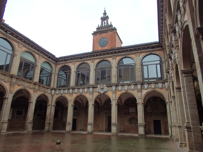 �|���e�B�R�Q�������Ȓ��̃��[���b�p�ŌÂ̑�w