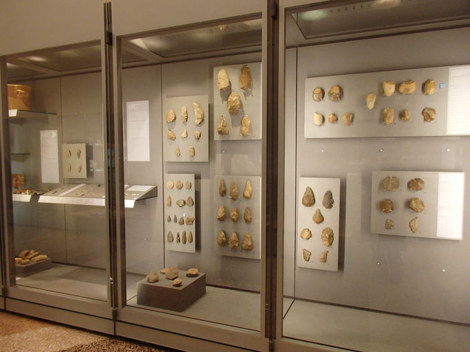 �l�ނ̑��݂�`��������i�Ɉ���W����