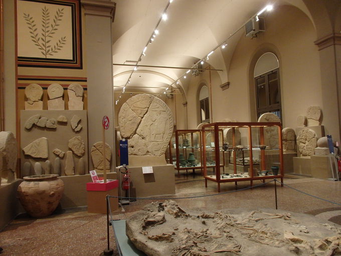 �l�ނ̑��݂�`��������i�Ɉ���W����